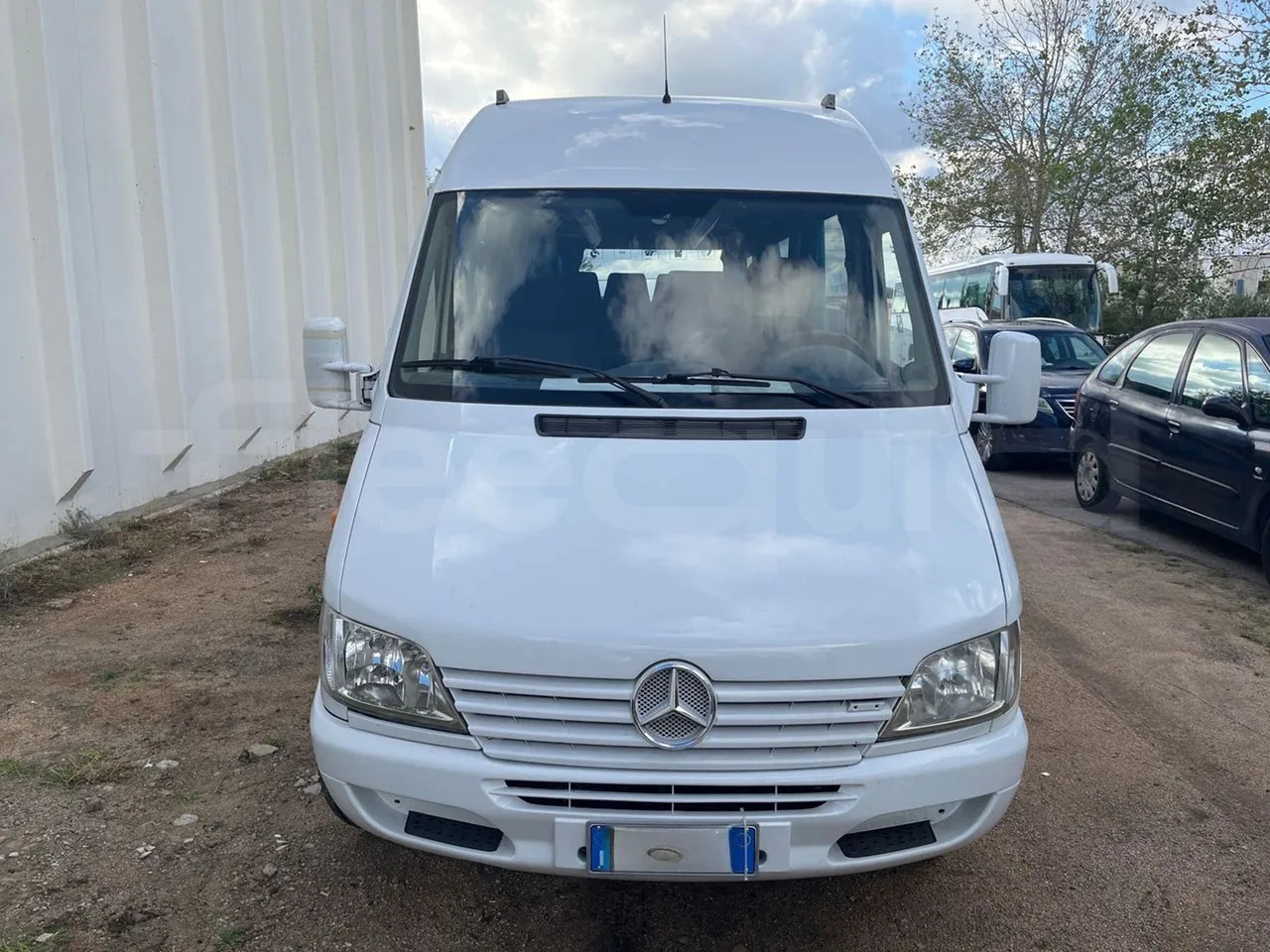 Mercedes-Benz Sprinter - Helyközi busz: 2 kép. Mercedes-Benz Sprinter - Helyközi busz: 2 kép.