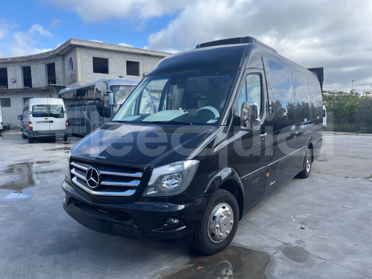 Mercedes-Benz Sprinter - Minibusz, Kisbusz: 4 kép. Mercedes-Benz Sprinter - Minibusz, Kisbusz: 4 kép.