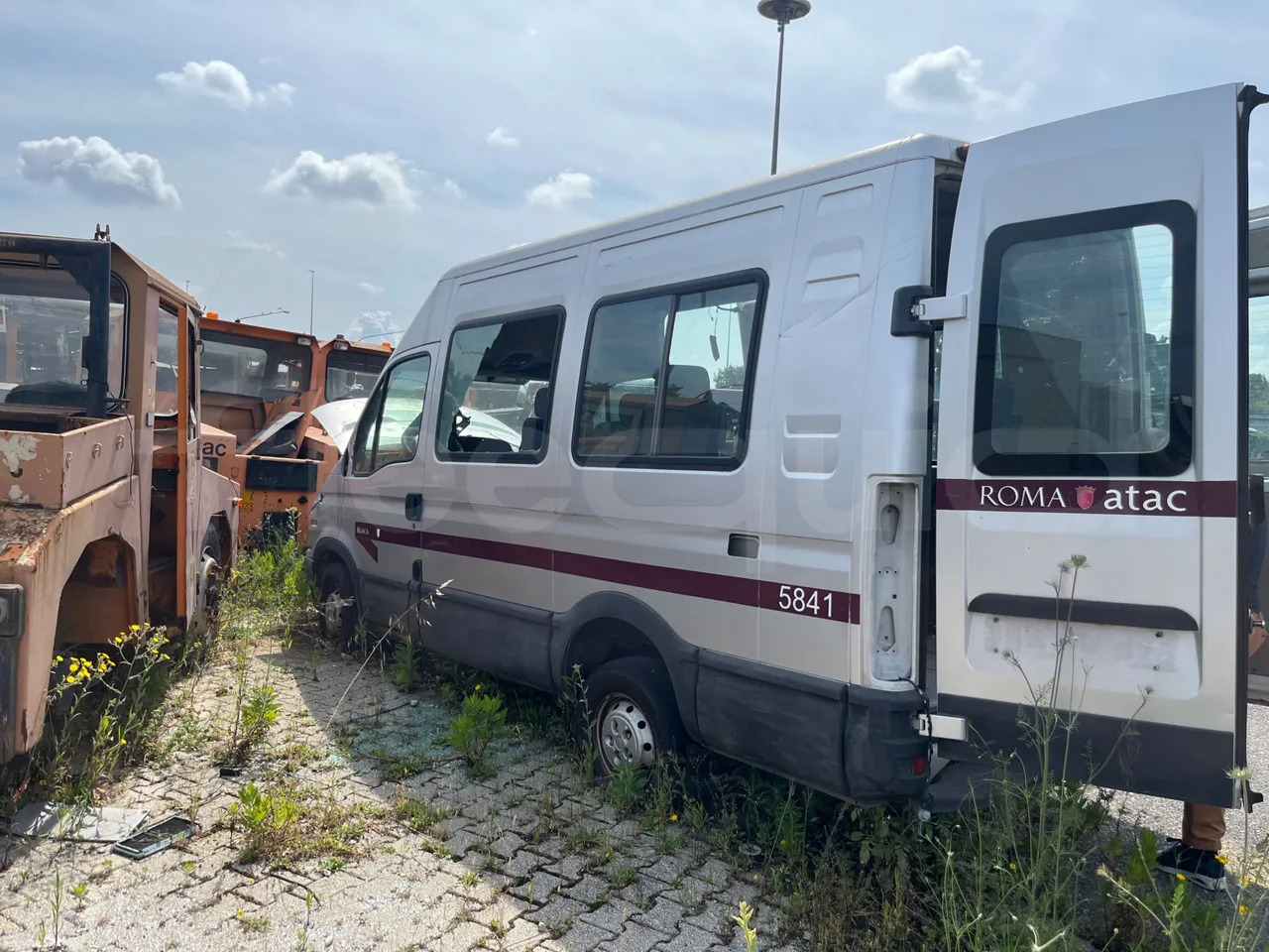 N. 2 Iveco Daily - Minibusz, Kisbusz: 3 kép. N. 2 Iveco Daily - Minibusz, Kisbusz: 3 kép.