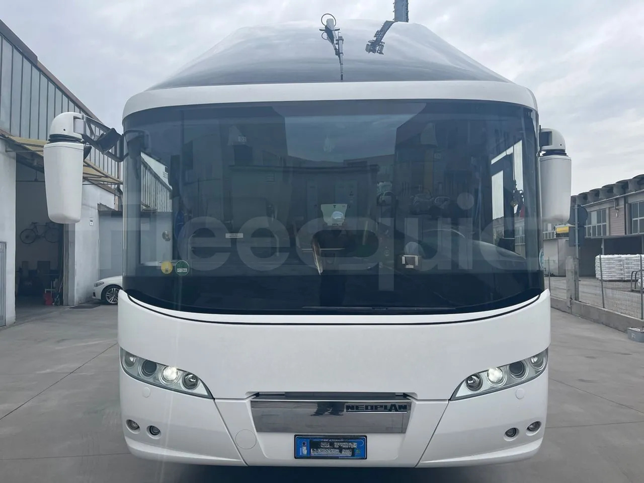 Neoplan Starliner - Távolsági busz: 2 kép. Neoplan Starliner - Távolsági busz: 2 kép.