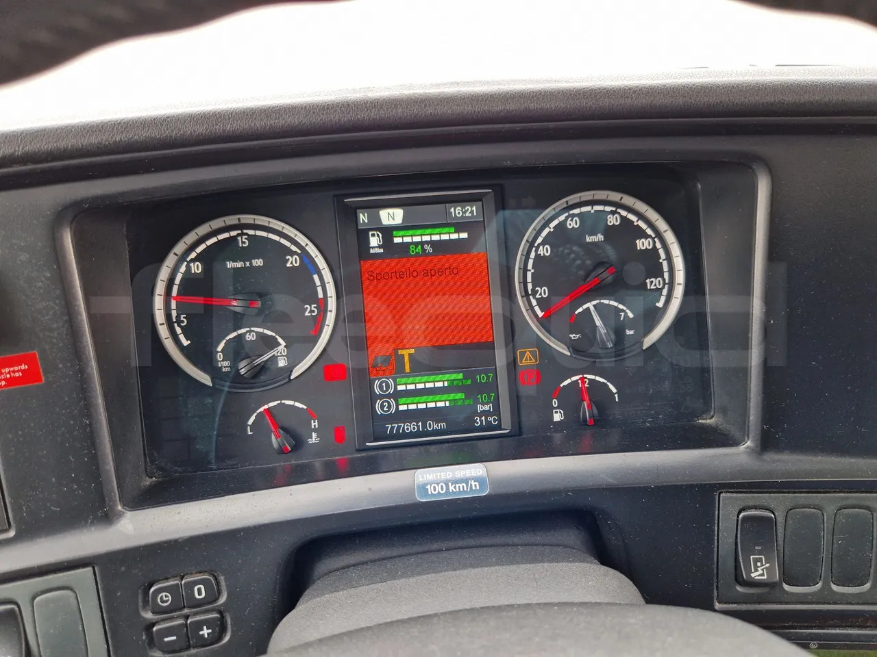 Scania Touring HD - Távolsági busz: 3 kép. Scania Touring HD - Távolsági busz: 3 kép.