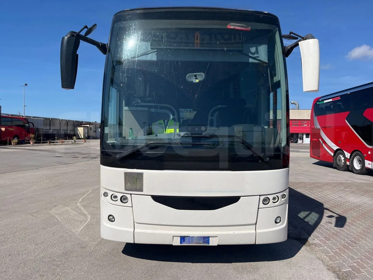 Van Hool EX16 MID - Távolsági busz: 2 kép. Van Hool EX16 MID - Távolsági busz: 2 kép.