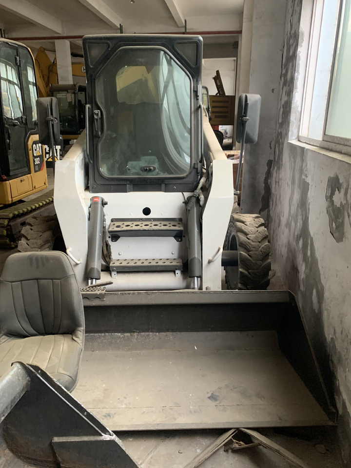 Mini homlokrakodó BOBCAT S185: 8 kép.