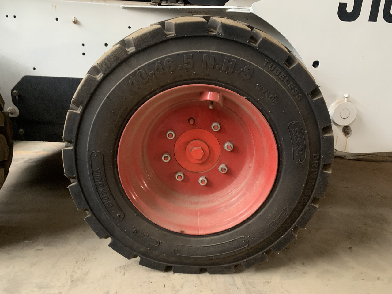 BOBCAT S185 - Mini homlokrakodó: 4 kép. BOBCAT S185 - Mini homlokrakodó: 4 kép.