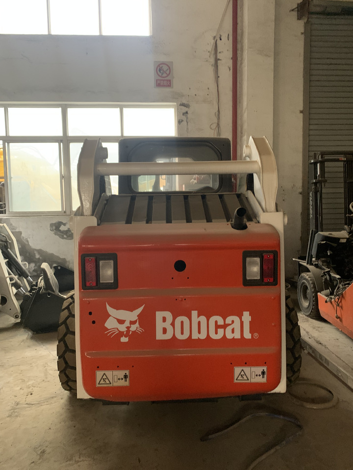BOBCAT S185 - Mini homlokrakodó: 4 kép. BOBCAT S185 - Mini homlokrakodó: 4 kép.