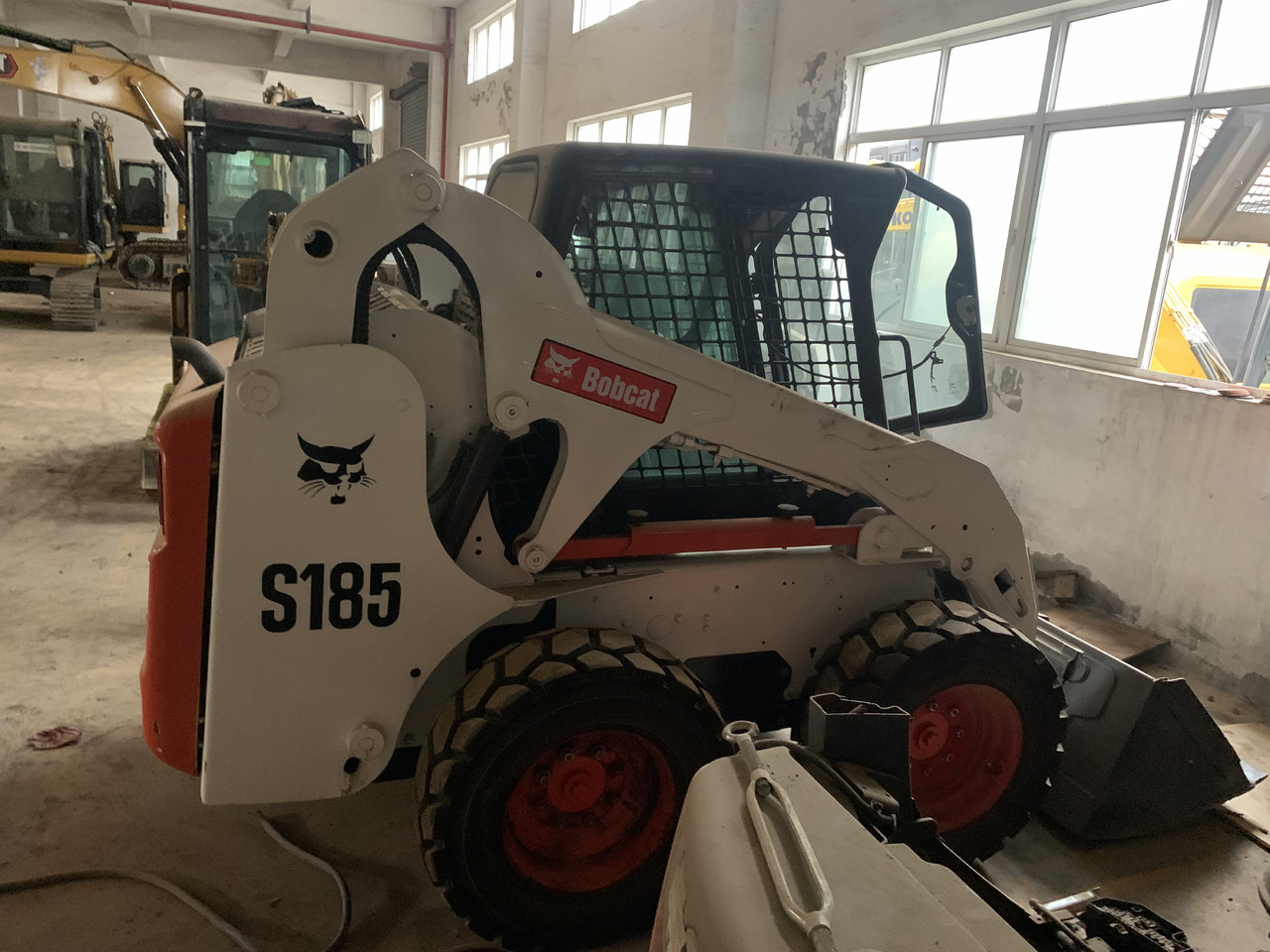 BOBCAT S185 - Mini homlokrakodó: 5 kép. BOBCAT S185 - Mini homlokrakodó: 5 kép.