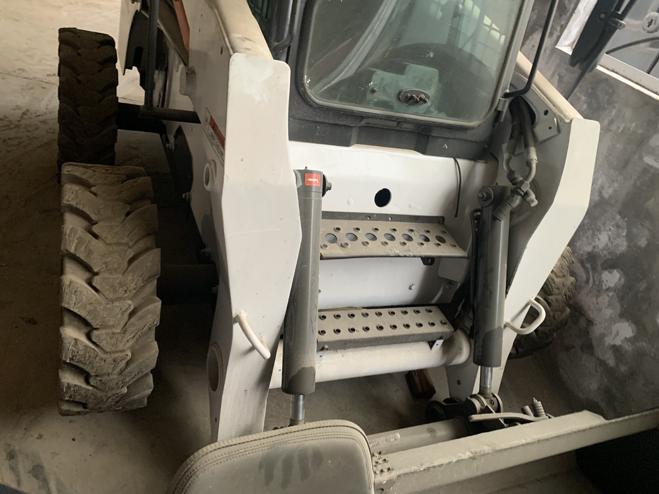 BOBCAT S300 - Mini homlokrakodó: 3 kép. BOBCAT S300 - Mini homlokrakodó: 3 kép.