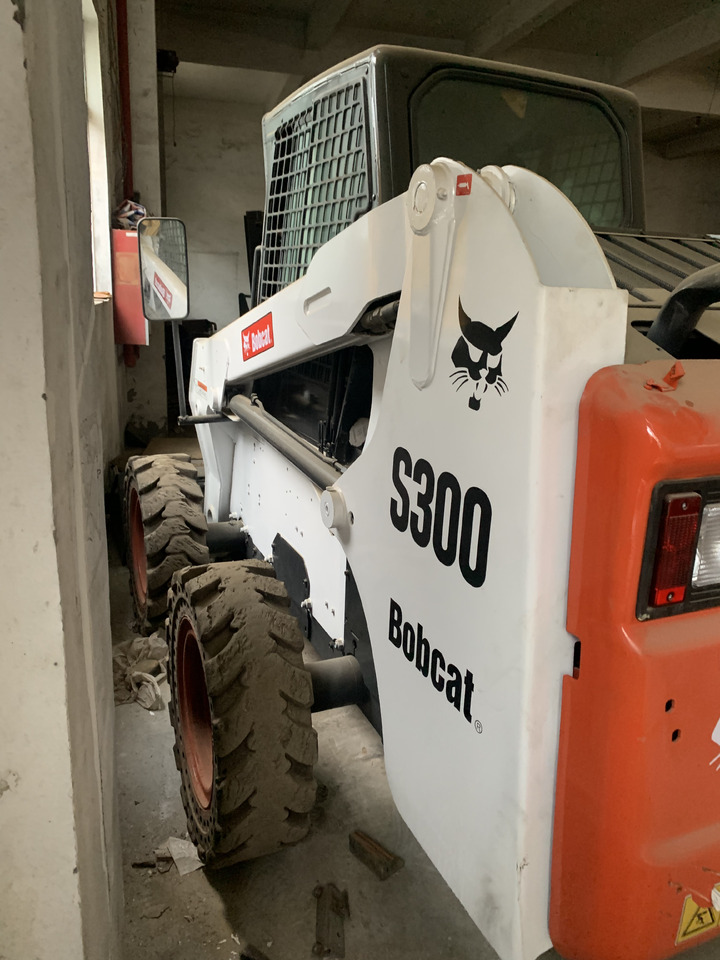 BOBCAT S300 - Mini homlokrakodó: 5 kép. BOBCAT S300 - Mini homlokrakodó: 5 kép.
