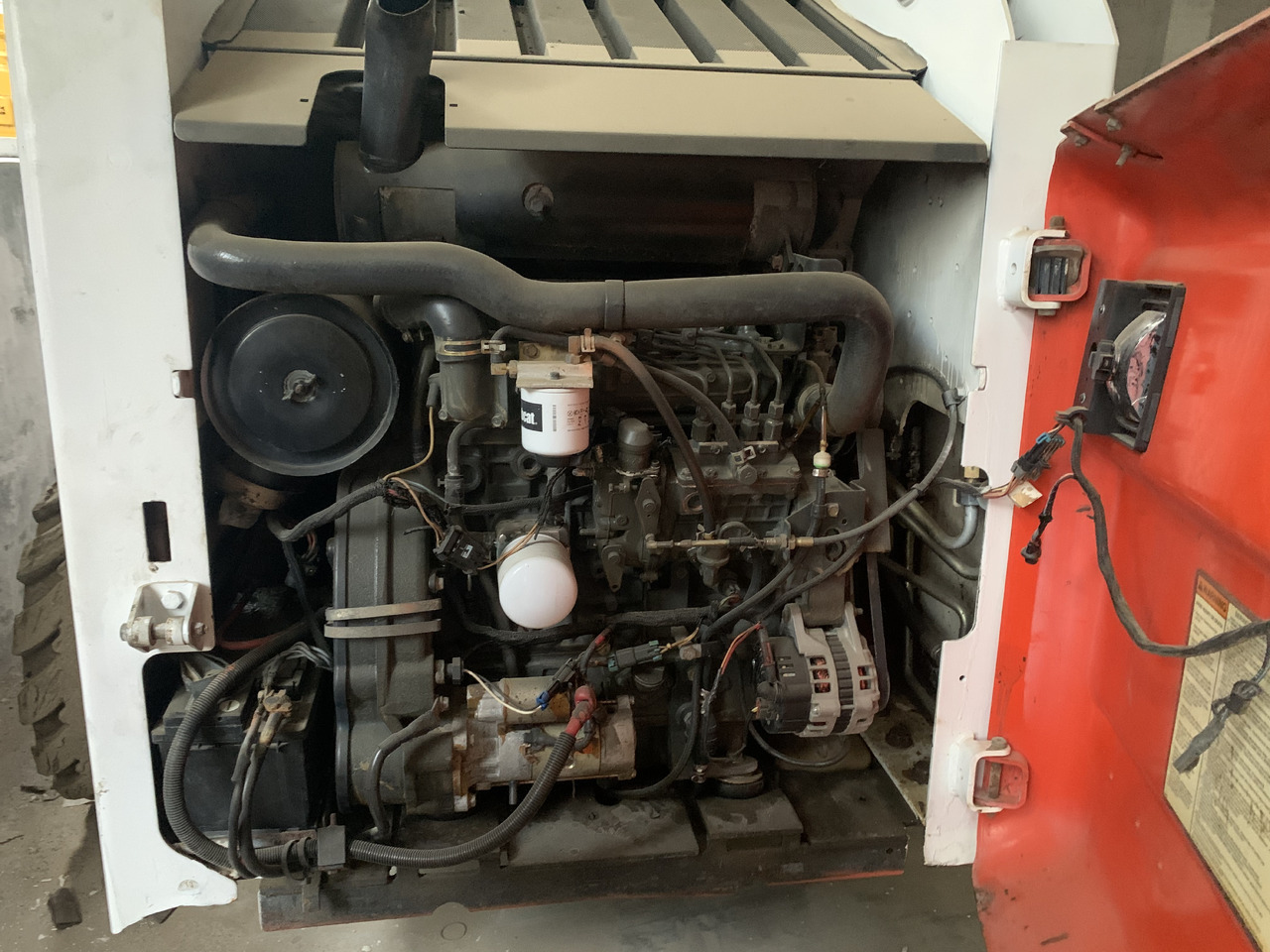 BOBCAT S300 - Mini homlokrakodó: 4 kép. BOBCAT S300 - Mini homlokrakodó: 4 kép.