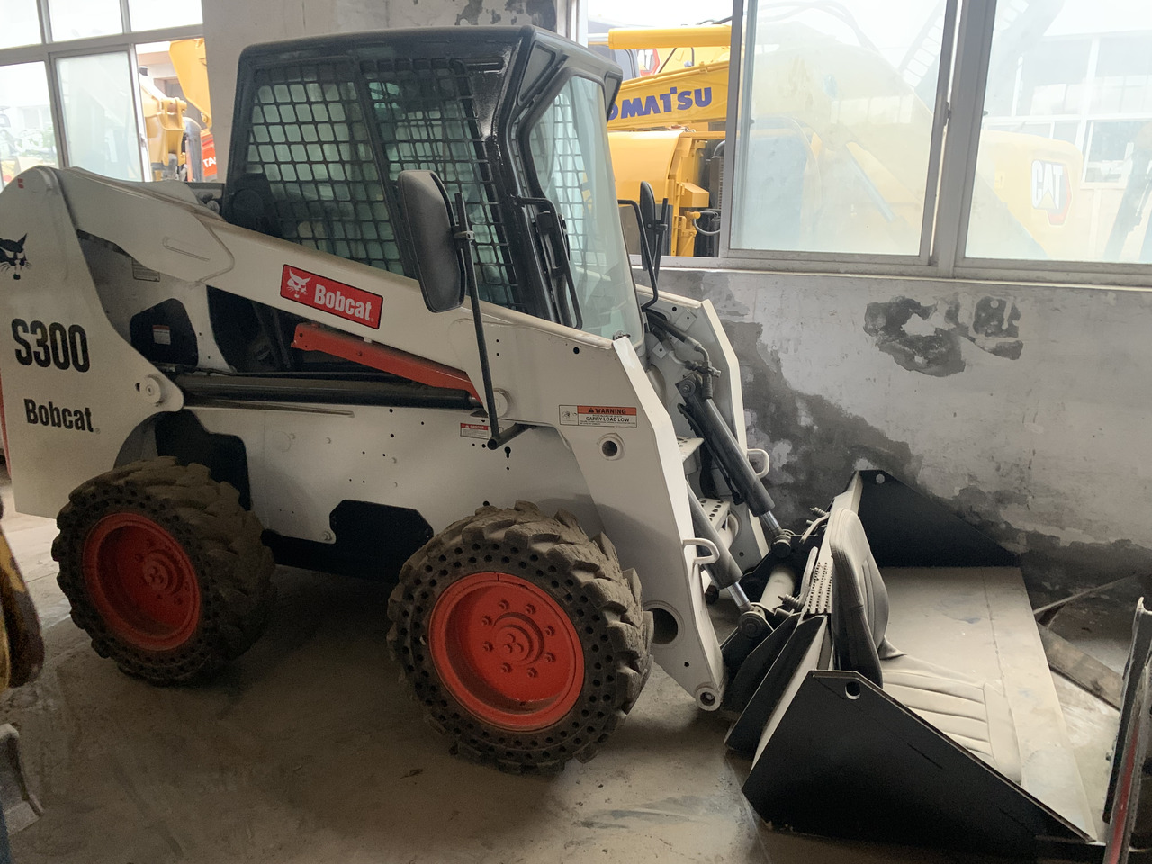 BOBCAT S300 - Mini homlokrakodó: 1 kép. BOBCAT S300 - Mini homlokrakodó: 1 kép.