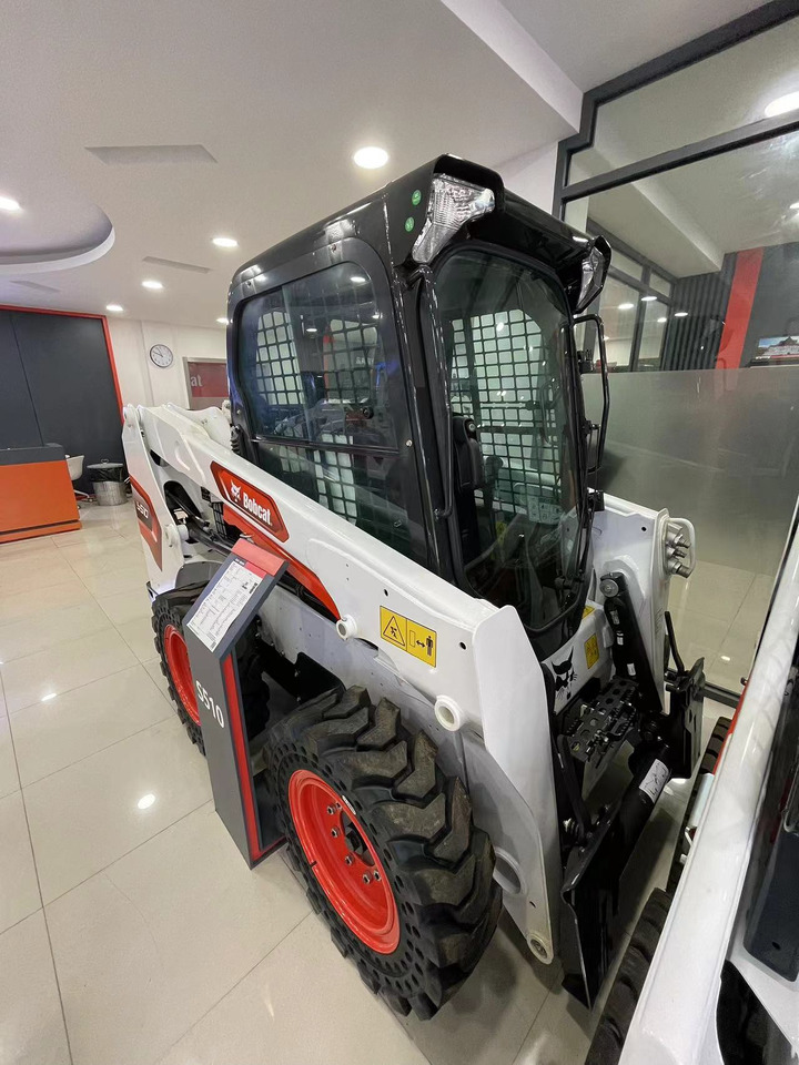 BOBCAT S510-C4 - Mini homlokrakodó: 2 kép. BOBCAT S510-C4 - Mini homlokrakodó: 2 kép.