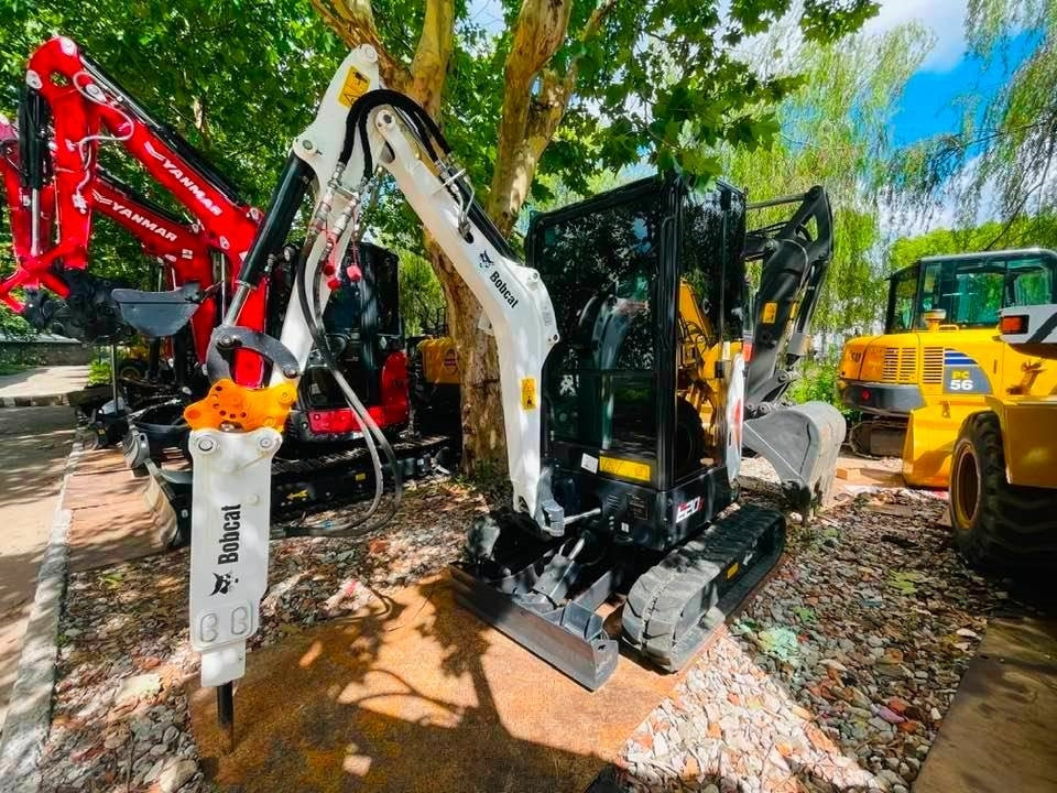 Bobcat E20z - Minikotró: 5 kép. Bobcat E20z - Minikotró: 5 kép.