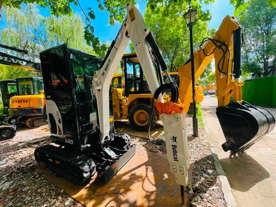 Bobcat E20z - Minikotró: 1 kép. Bobcat E20z - Minikotró: 1 kép.