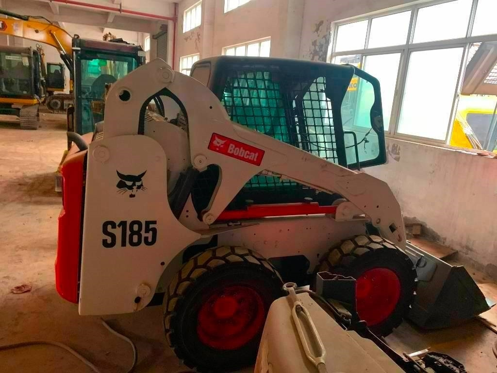 Bobcat S 185 - Mini homlokrakodó: 4 kép. Bobcat S 185 - Mini homlokrakodó: 4 kép.