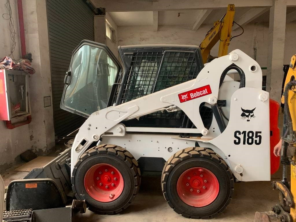 Bobcat S 185 - Mini homlokrakodó: 1 kép. Bobcat S 185 - Mini homlokrakodó: 1 kép.