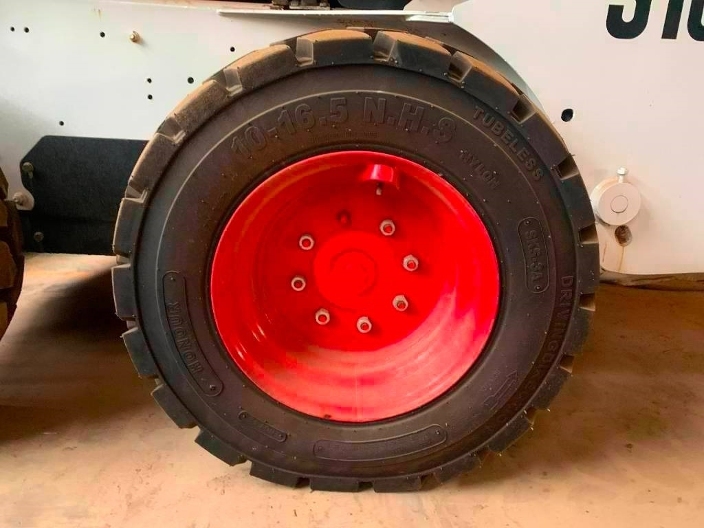 Bobcat S 185 - Mini homlokrakodó: 2 kép. Bobcat S 185 - Mini homlokrakodó: 2 kép.