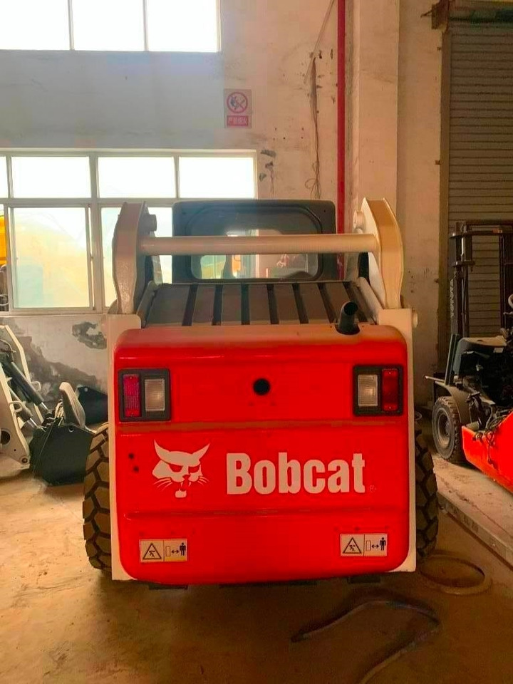 Bobcat S 185 - Mini homlokrakodó: 3 kép. Bobcat S 185 - Mini homlokrakodó: 3 kép.