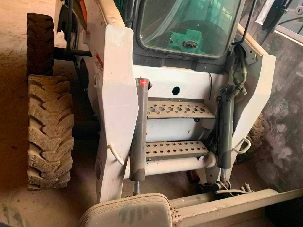 Bobcat S 300 - Mini homlokrakodó: 2 kép. Bobcat S 300 - Mini homlokrakodó: 2 kép.