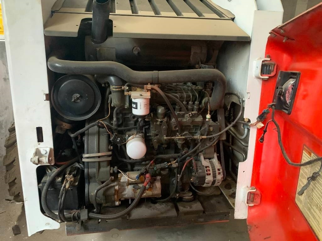 Bobcat S 300 - Mini homlokrakodó: 3 kép. Bobcat S 300 - Mini homlokrakodó: 3 kép.