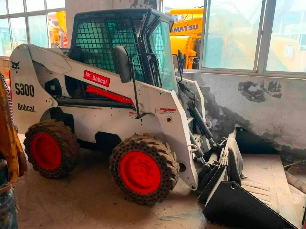 Bobcat S 300 - Mini homlokrakodó: 5 kép. Bobcat S 300 - Mini homlokrakodó: 5 kép.