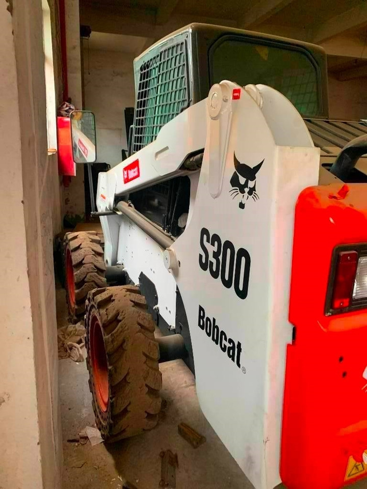 Bobcat S 300 - Mini homlokrakodó: 4 kép. Bobcat S 300 - Mini homlokrakodó: 4 kép.