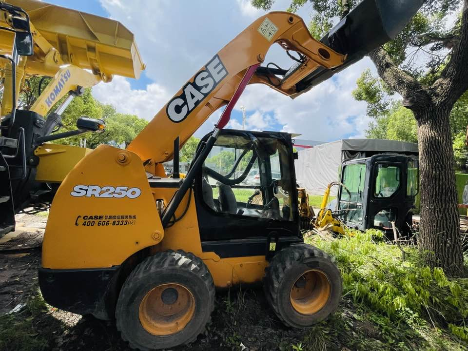 CASE SR250 - Mini homlokrakodó: 3 kép. CASE SR250 - Mini homlokrakodó: 3 kép.