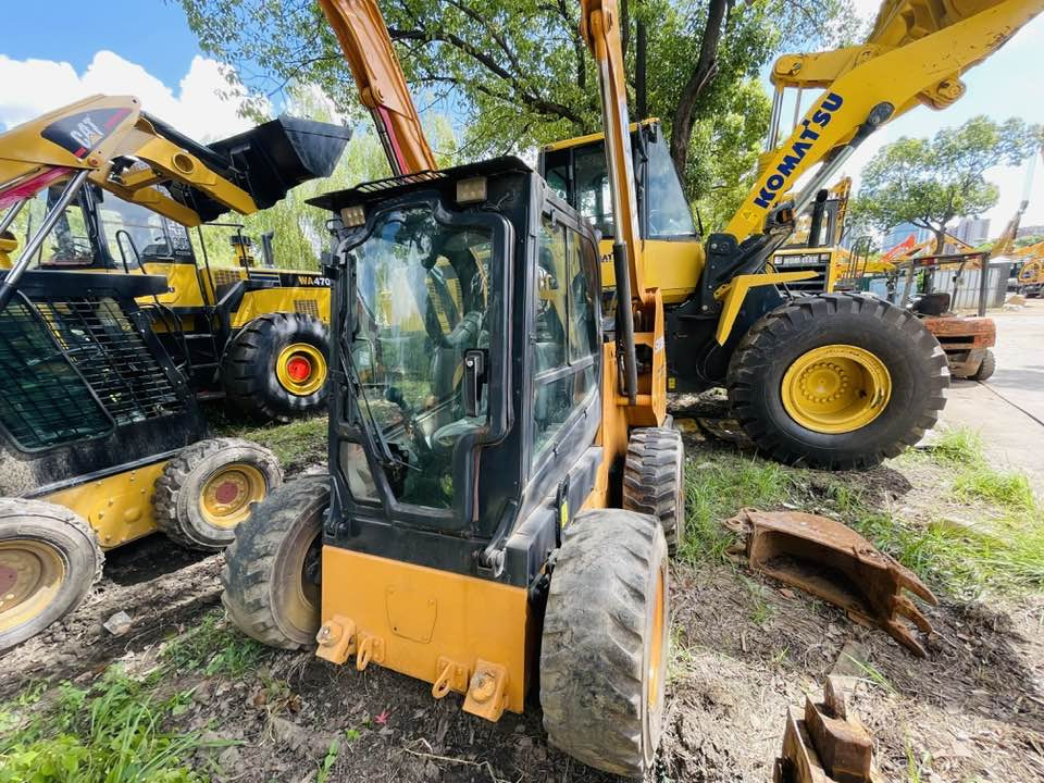 CASE SR250 - Mini homlokrakodó: 5 kép. CASE SR250 - Mini homlokrakodó: 5 kép.