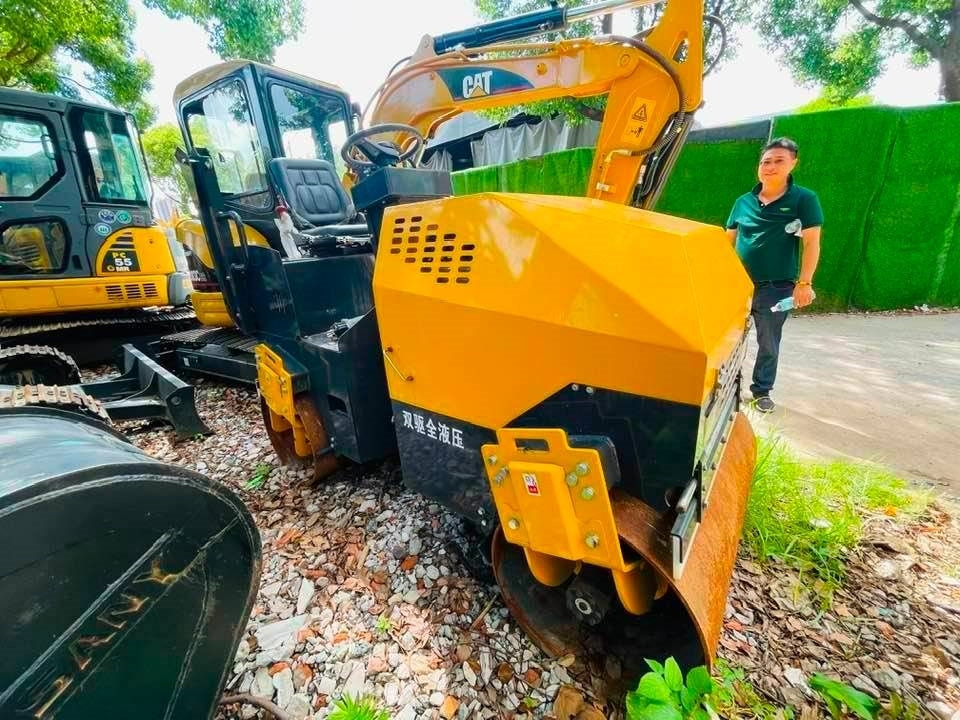 CAT 303 - Minikotró: 2 kép. CAT 303 - Minikotró: 2 kép.