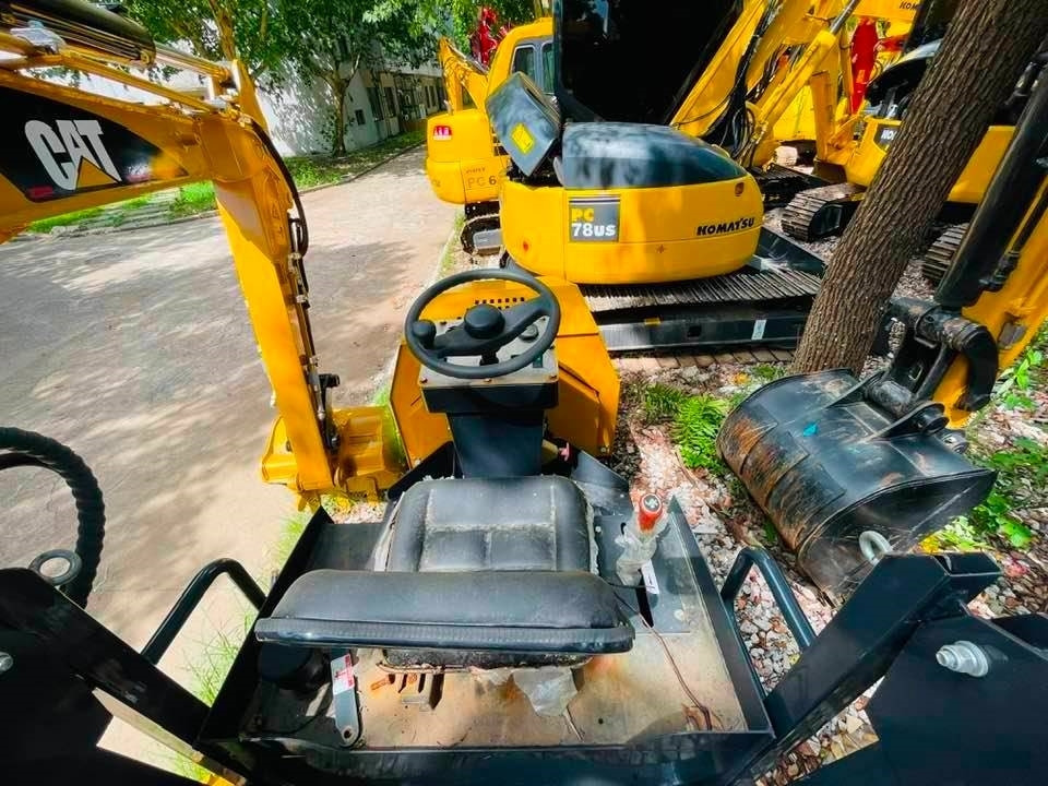 CAT 303 - Minikotró: 4 kép. CAT 303 - Minikotró: 4 kép.