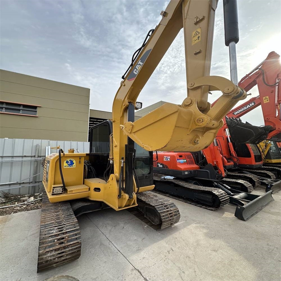 CAT 306E - Lánctalpas kotró: 2 kép. CAT 306E - Lánctalpas kotró: 2 kép.