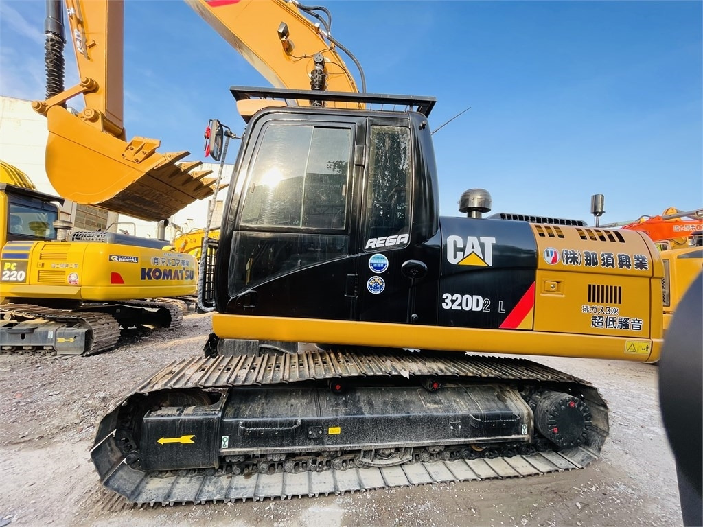 CAT 320d2l - Lánctalpas kotró: 3 kép. CAT 320d2l - Lánctalpas kotró: 3 kép.