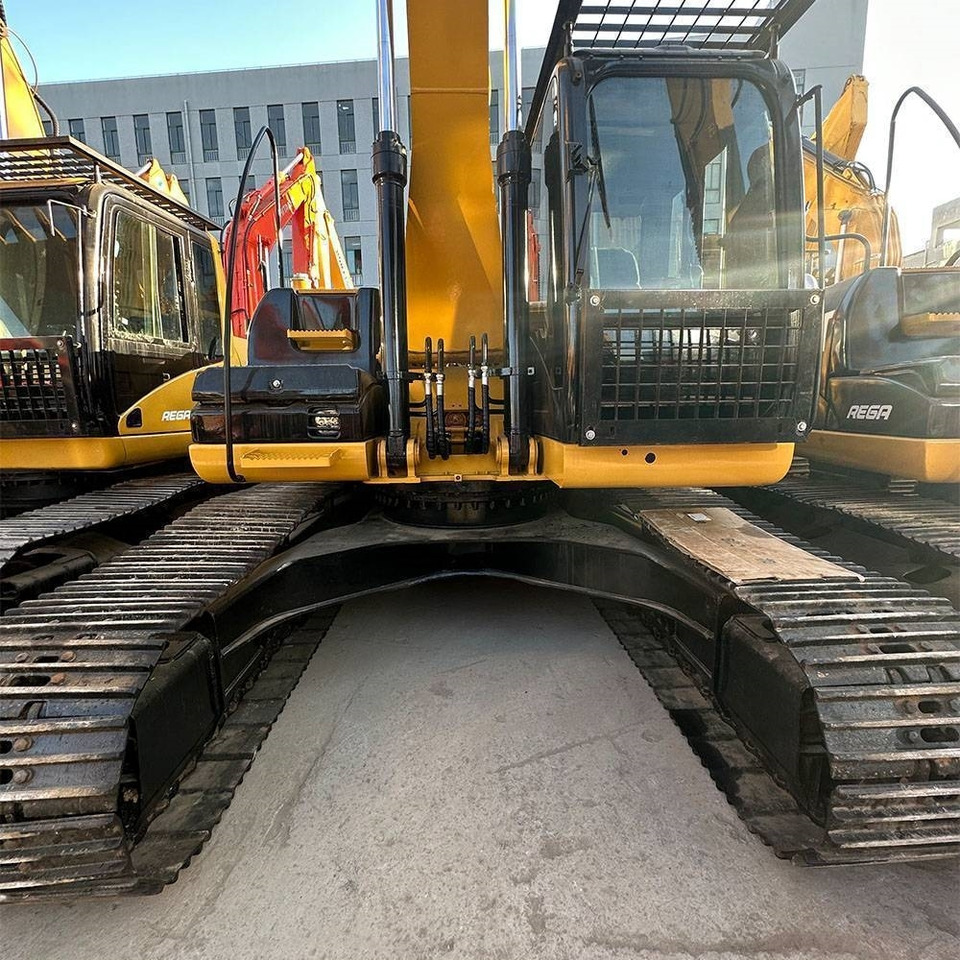 CAT 323 D - Lánctalpas kotró: 2 kép. CAT 323 D - Lánctalpas kotró: 2 kép.
