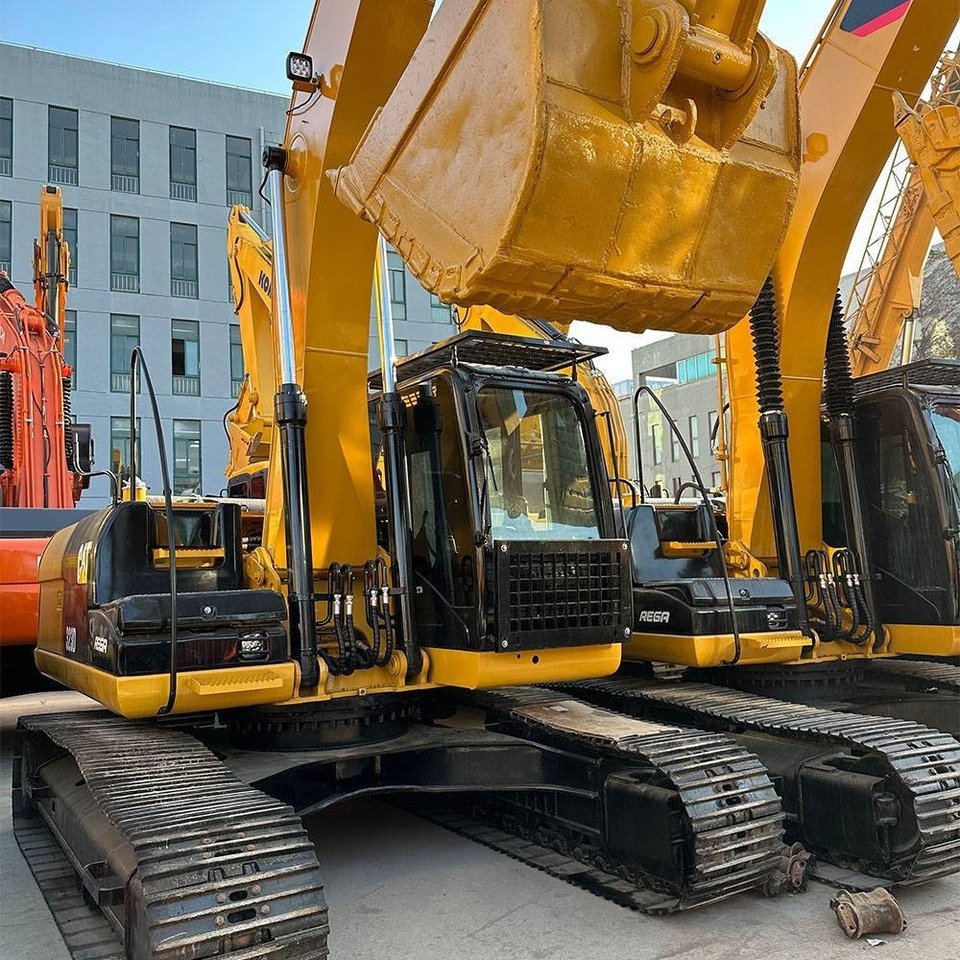 CAT 323 D L - Lánctalpas kotró: 1 kép. CAT 323 D L - Lánctalpas kotró: 1 kép.