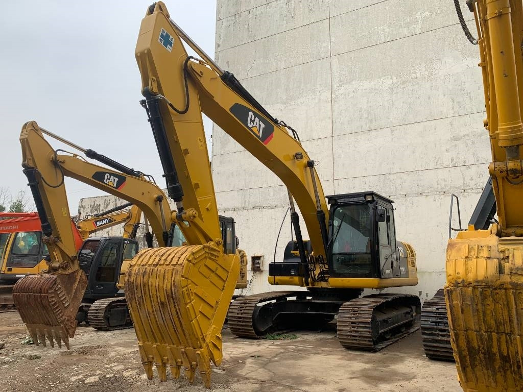 CAT 323 D L - Lánctalpas kotró: 1 kép. CAT 323 D L - Lánctalpas kotró: 1 kép.