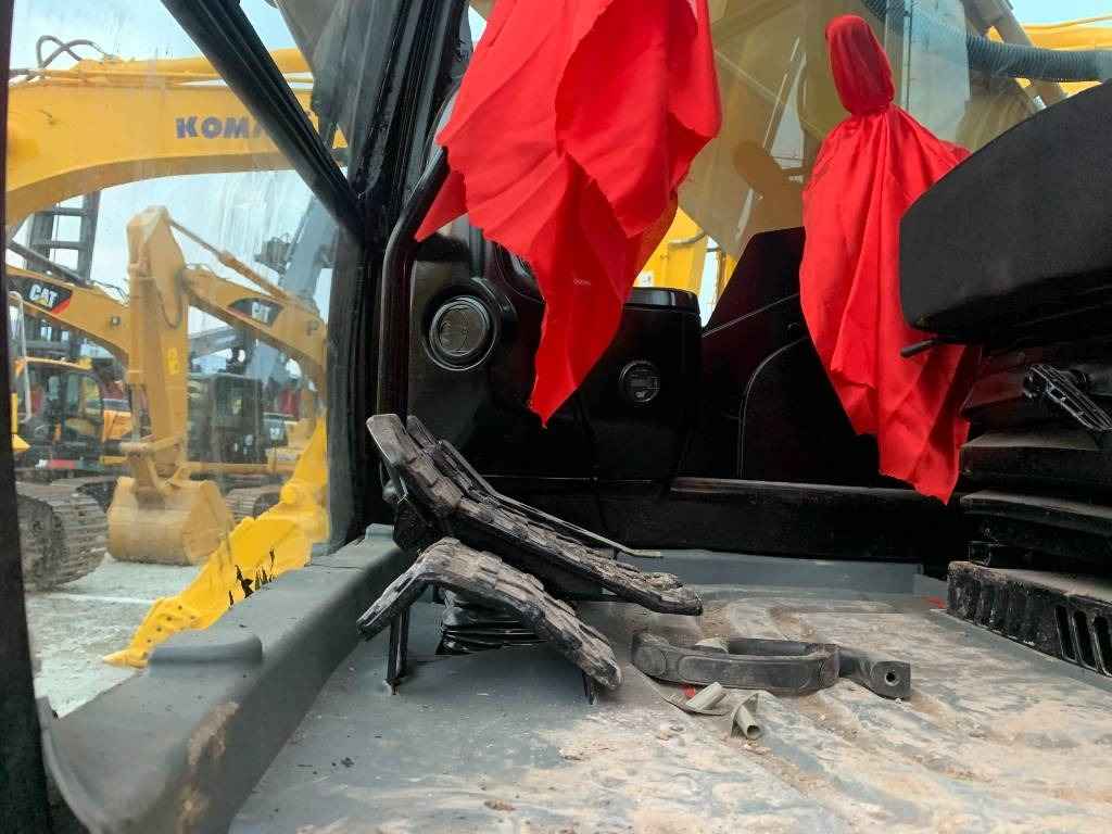 CAT 325 D - Lánctalpas kotró: 5 kép. CAT 325 D - Lánctalpas kotró: 5 kép.