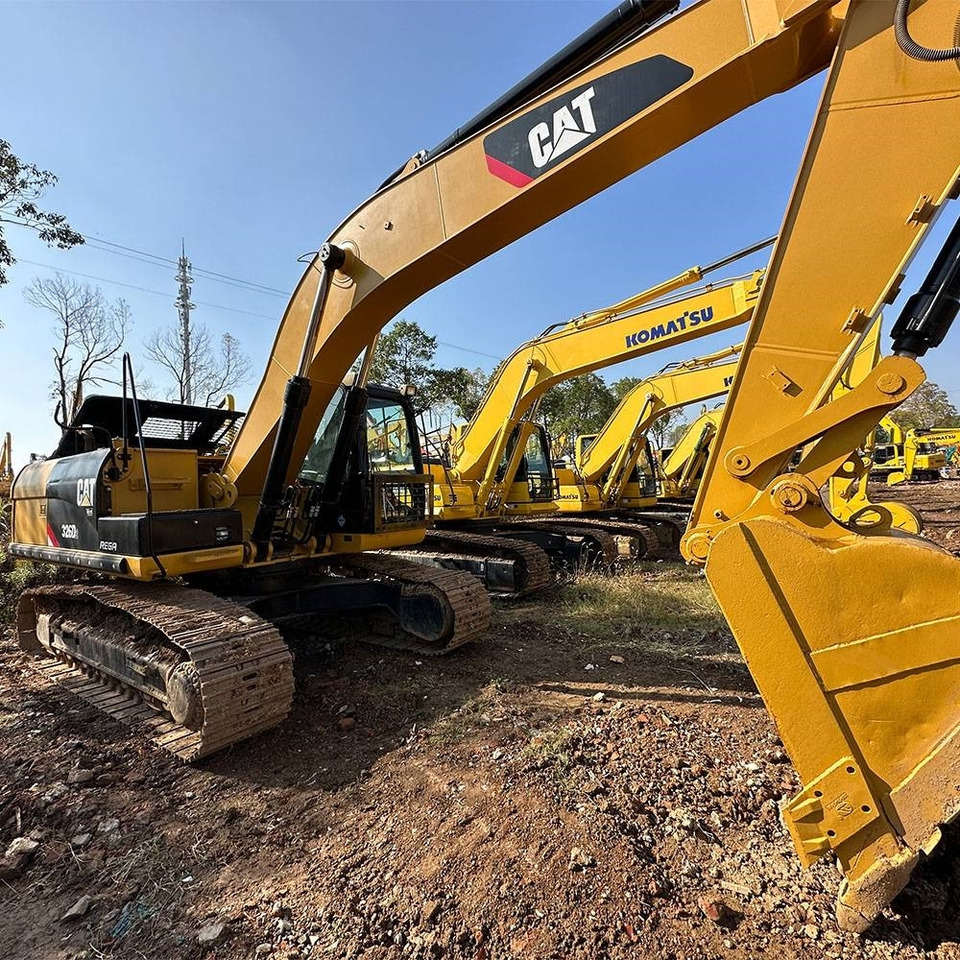 CAT 326D - Lánctalpas kotró: 2 kép. CAT 326D - Lánctalpas kotró: 2 kép.