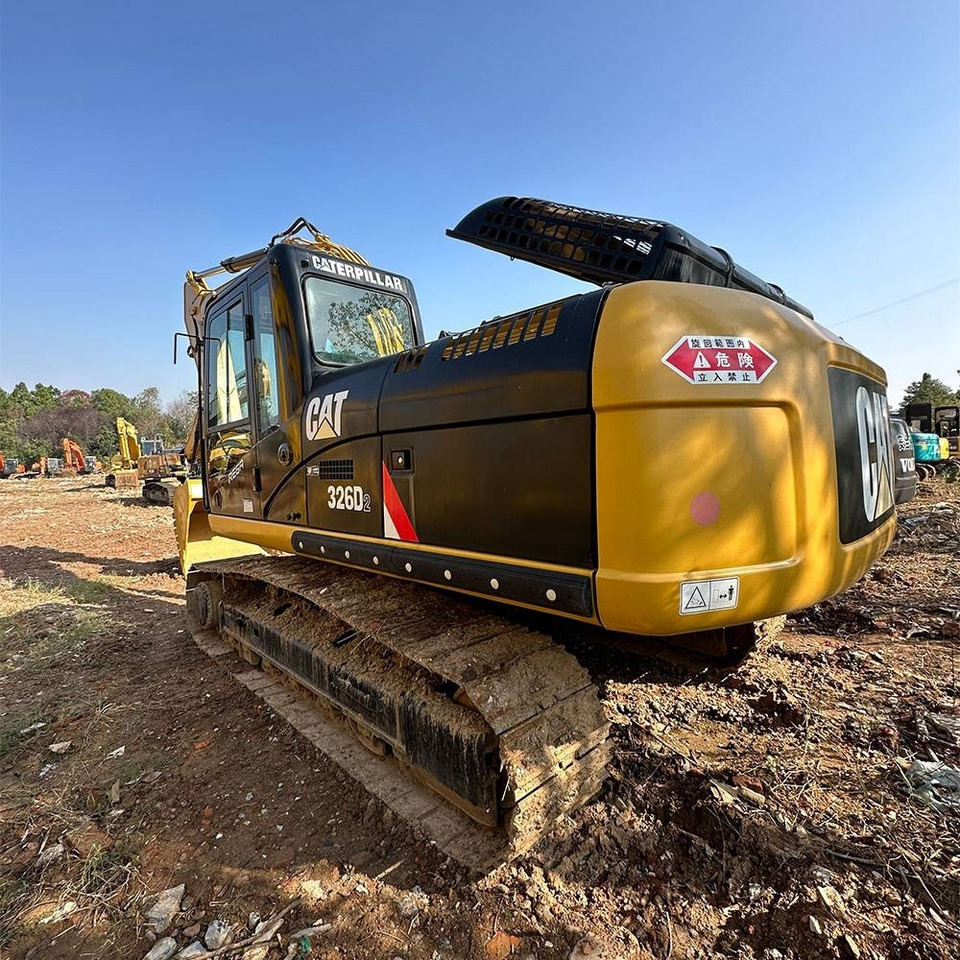 CAT 326D - Lánctalpas kotró: 3 kép. CAT 326D - Lánctalpas kotró: 3 kép.