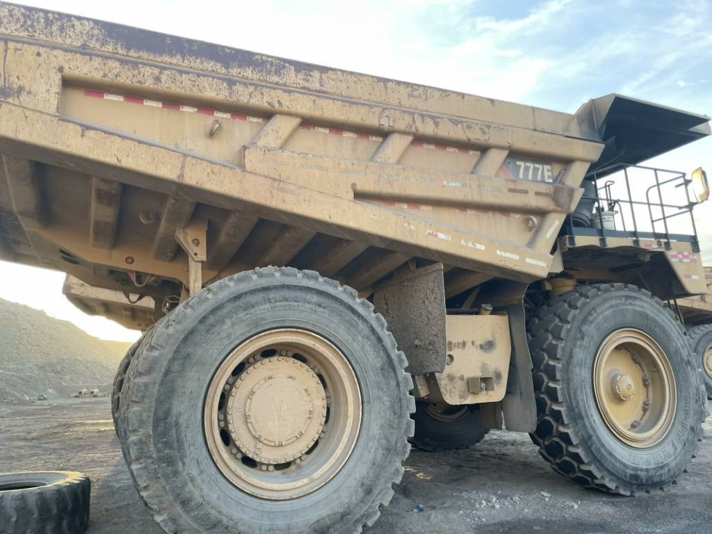 CAT 777e - Bánya teherautó: 3 kép. CAT 777e - Bánya teherautó: 3 kép.