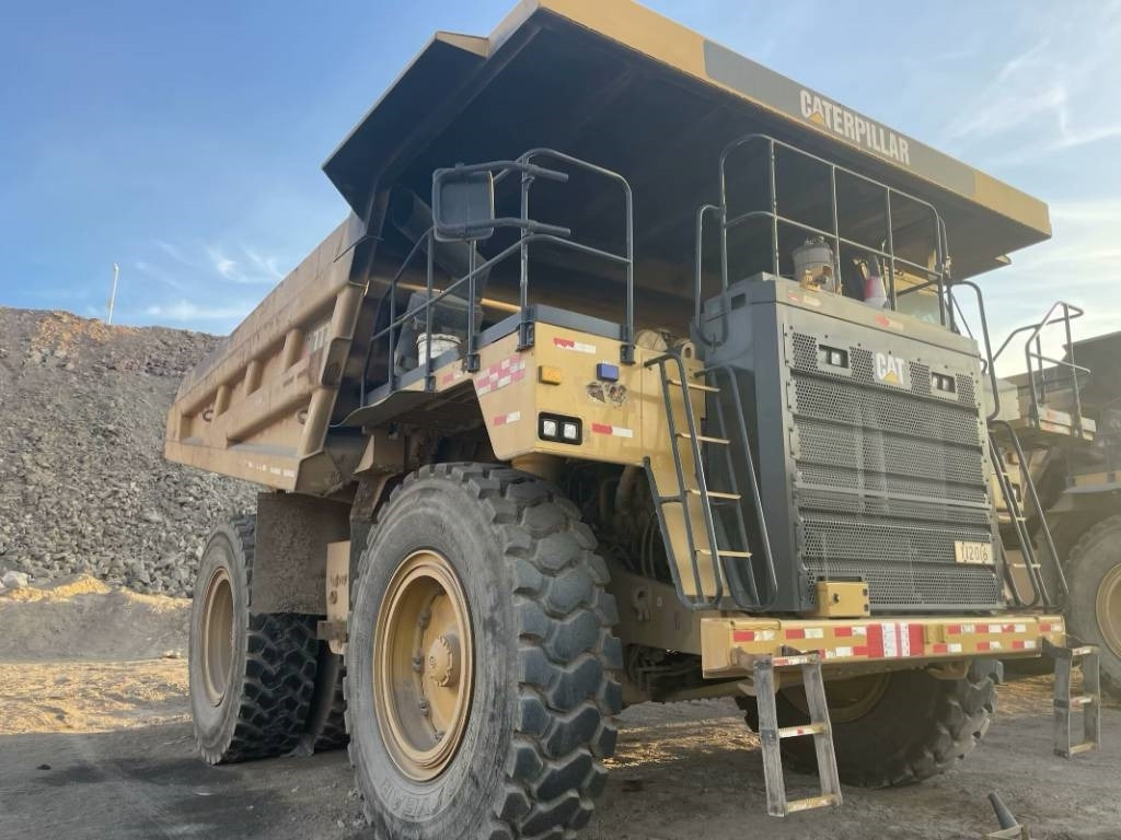 CAT 777e - Bánya teherautó: 2 kép. CAT 777e - Bánya teherautó: 2 kép.