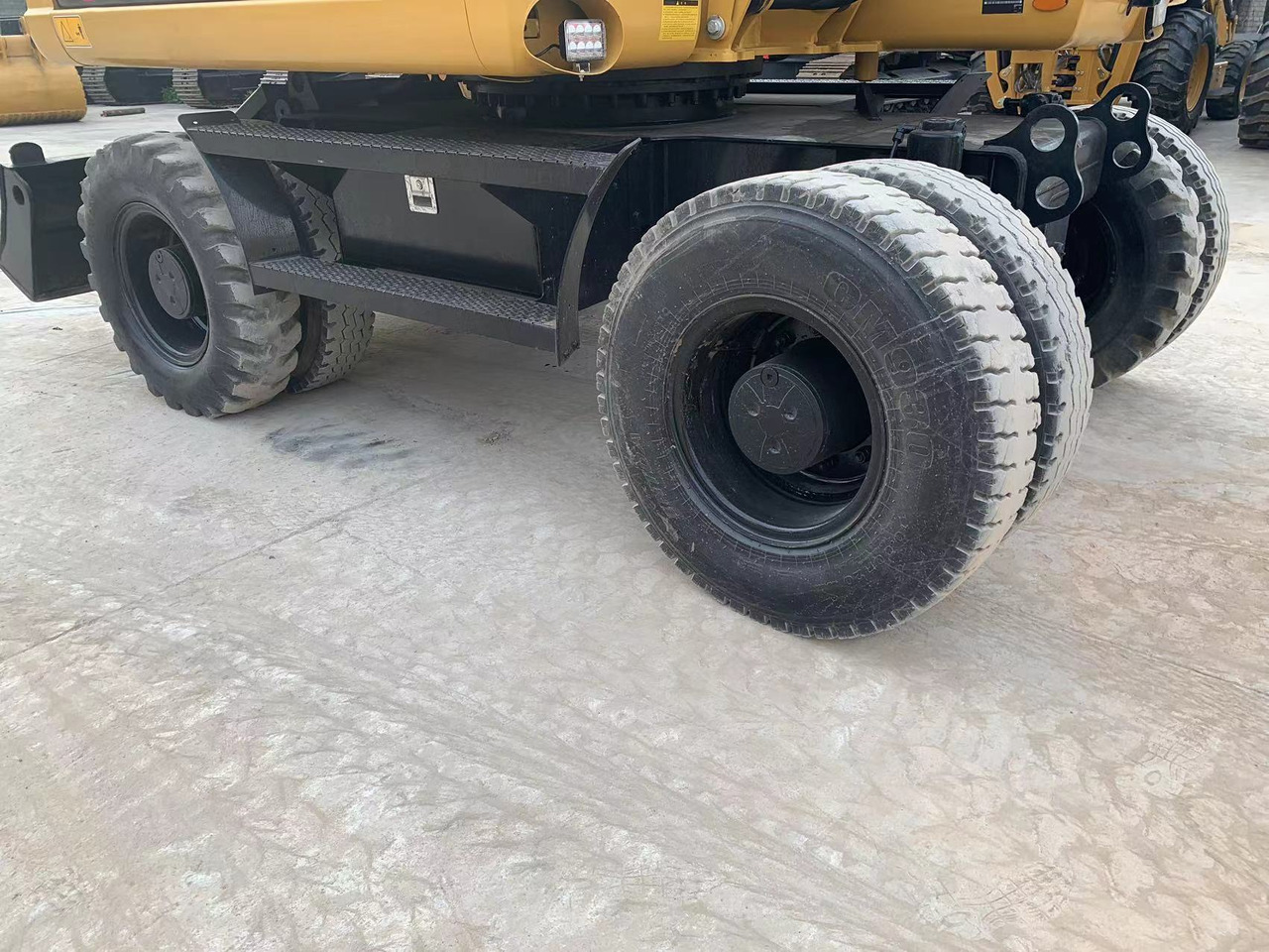 CATERPILLAR 315D - Gumikerekes kotró: 5 kép. CATERPILLAR 315D - Gumikerekes kotró: 5 kép.