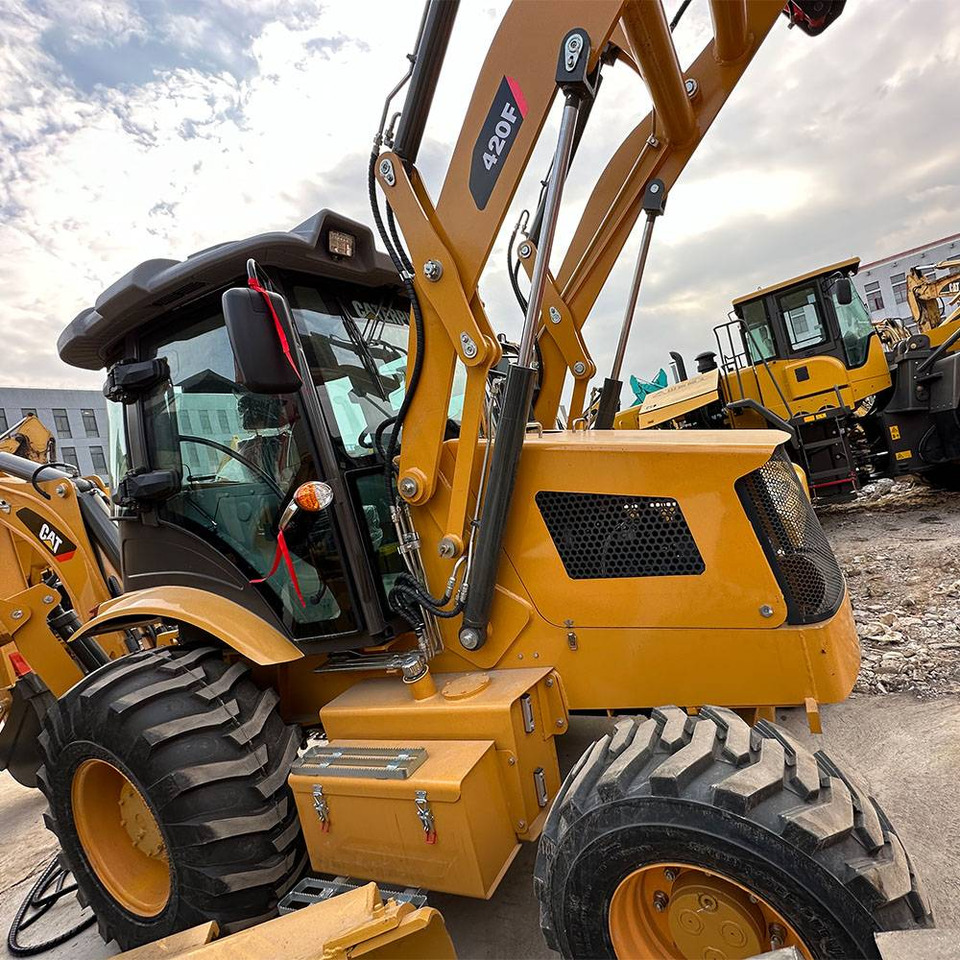 CATERPILLAR 420F - Kotrórakodó: 3 kép. CATERPILLAR 420F - Kotrórakodó: 3 kép.