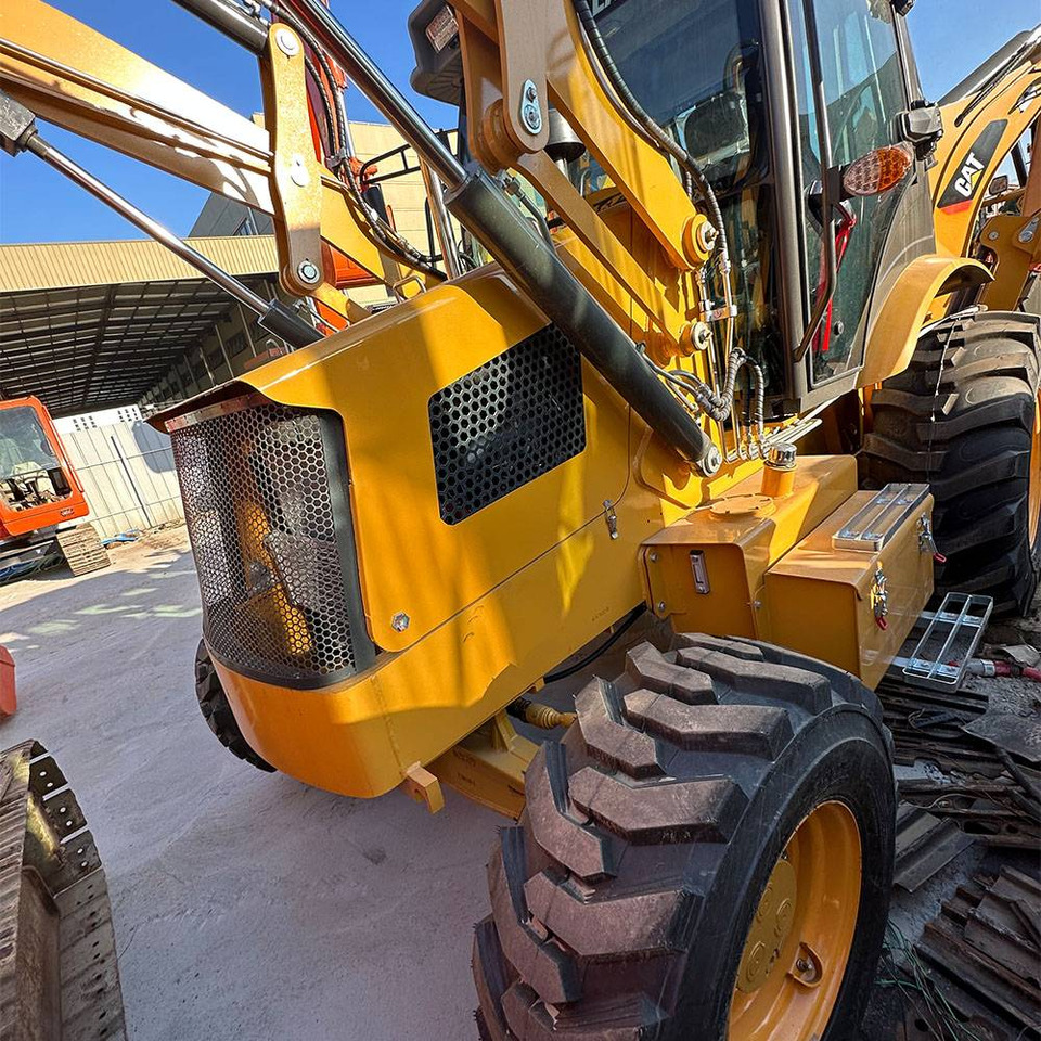 CATERPILLAR 420F - Kotrórakodó: 2 kép. CATERPILLAR 420F - Kotrórakodó: 2 kép.