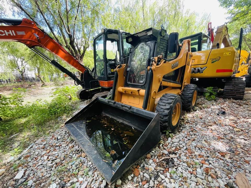 Case 465 - Mini homlokrakodó: 1 kép. Case 465 - Mini homlokrakodó: 1 kép.