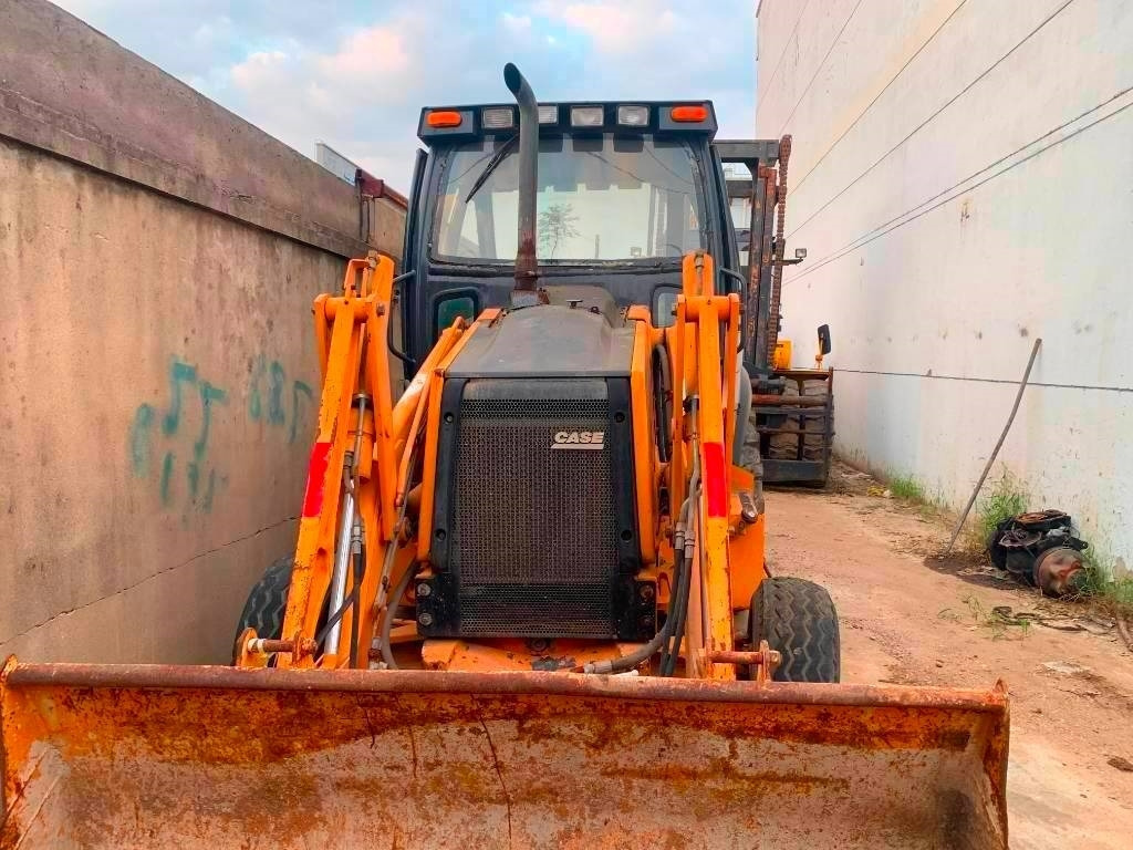 Case 580 M - Kotrórakodó: 3 kép. Case 580 M - Kotrórakodó: 3 kép.