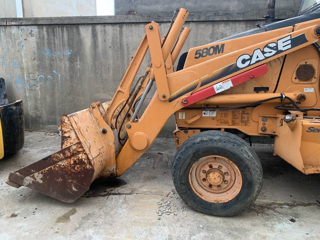 Case 580 M - Kotrórakodó: 4 kép. Case 580 M - Kotrórakodó: 4 kép.
