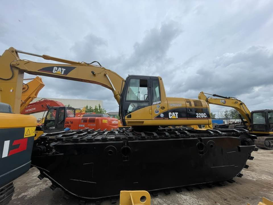 Caterpillar 320CL - Kotrógép: 1 kép. Caterpillar 320CL - Kotrógép: 1 kép.