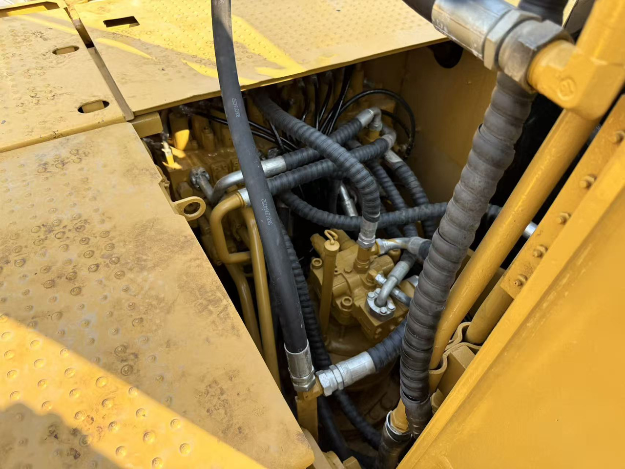 Caterpillar 323 - Kotrógép: 4 kép. Caterpillar 323 - Kotrógép: 4 kép.