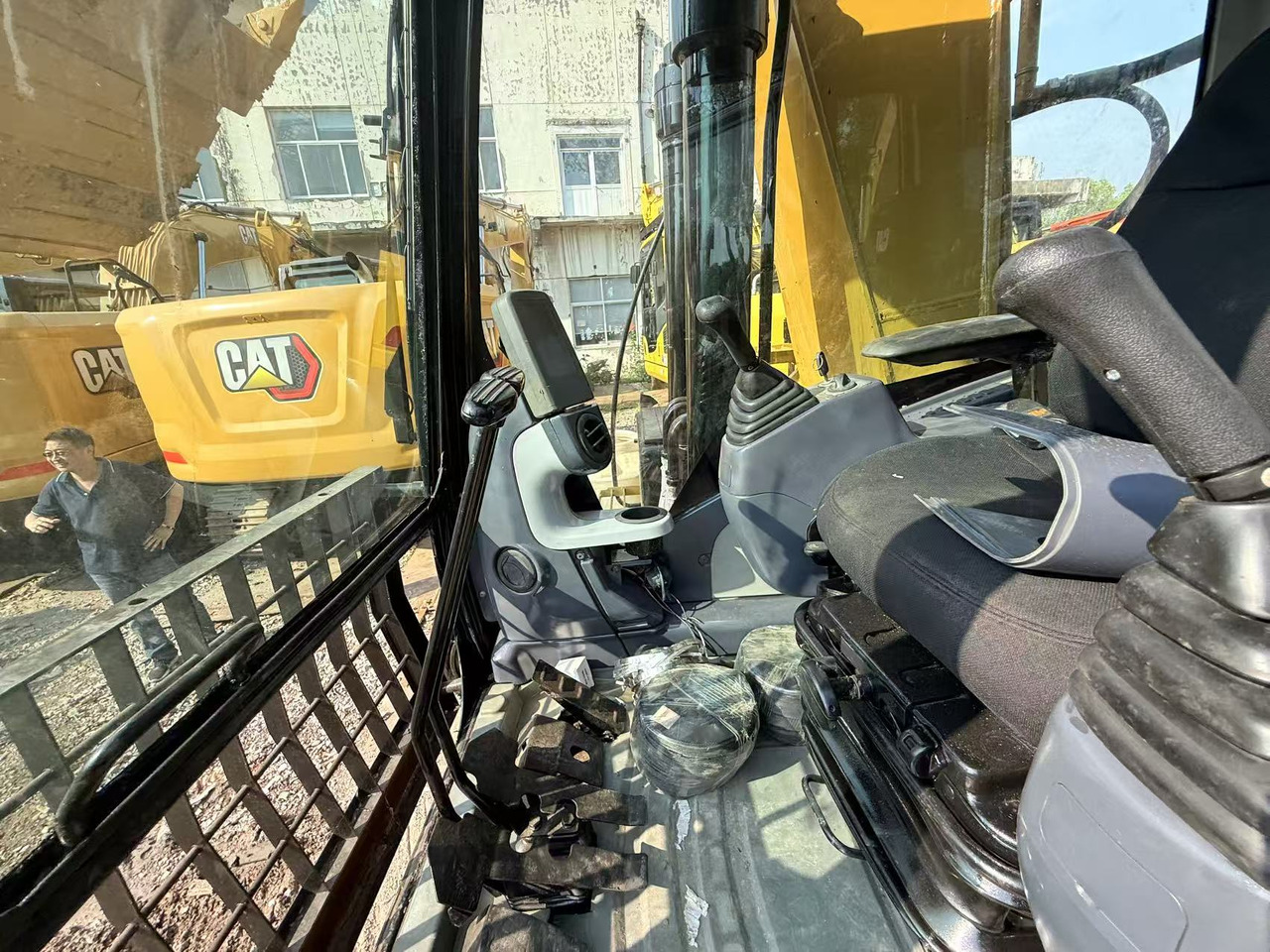 Caterpillar 323 - Kotrógép: 5 kép. Caterpillar 323 - Kotrógép: 5 kép.