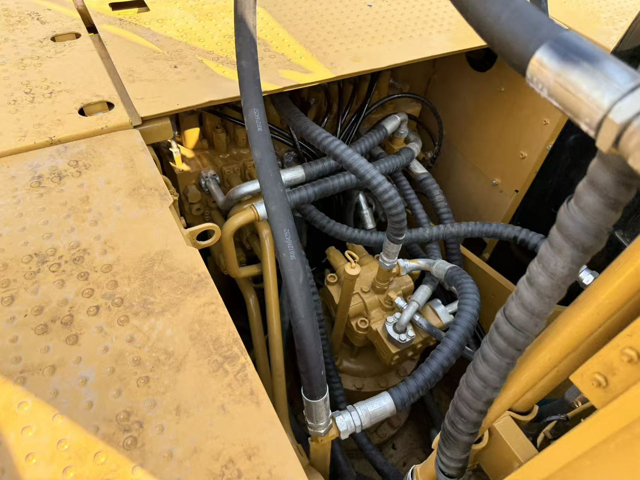 Caterpillar 323 - Kotrógép: 2 kép. Caterpillar 323 - Kotrógép: 2 kép.