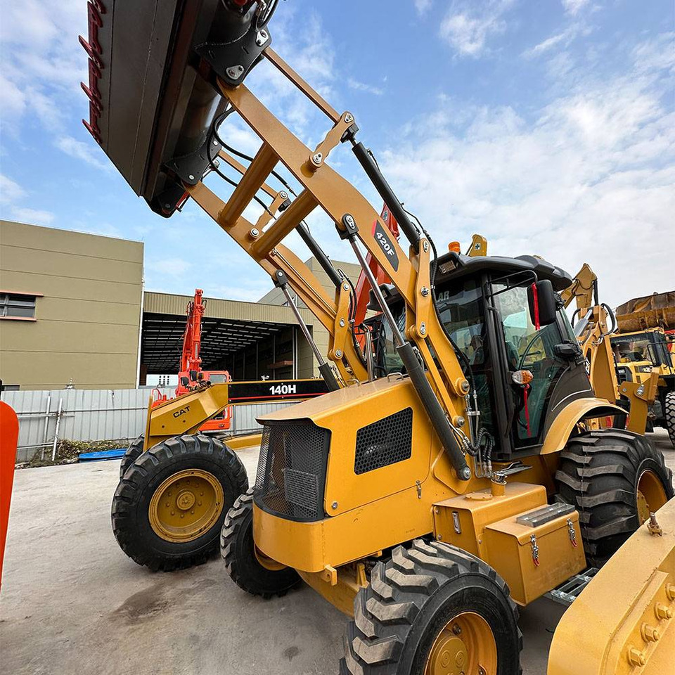 Caterpillar 420F - Kotrórakodó: 5 kép. Caterpillar 420F - Kotrórakodó: 5 kép.